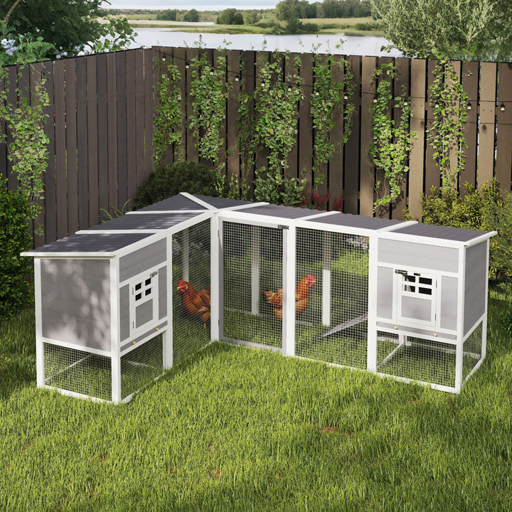 Galinheiro Grande de Madeira para Exterior Gaiola para Galinhas em L com 2 Ninhos Recinto Bandejas Removíveis Telhado em PET e Rampas Casa Elevada para Coelhos 251x192x103 cm Cinzento