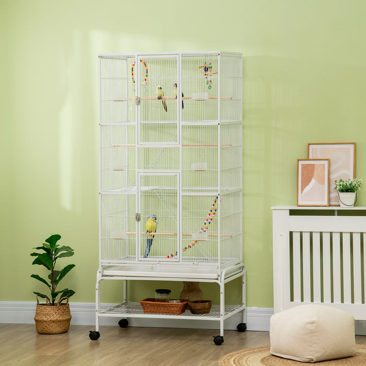 Gaiola para Pássaros com Rodas 83x53x180 cm Gaiola Metálica de 3 Níveis com 3 Poleiros Comedouros Brinquedos Rampas e Prateleira de Armazenamento para Canários Periquitos Branco