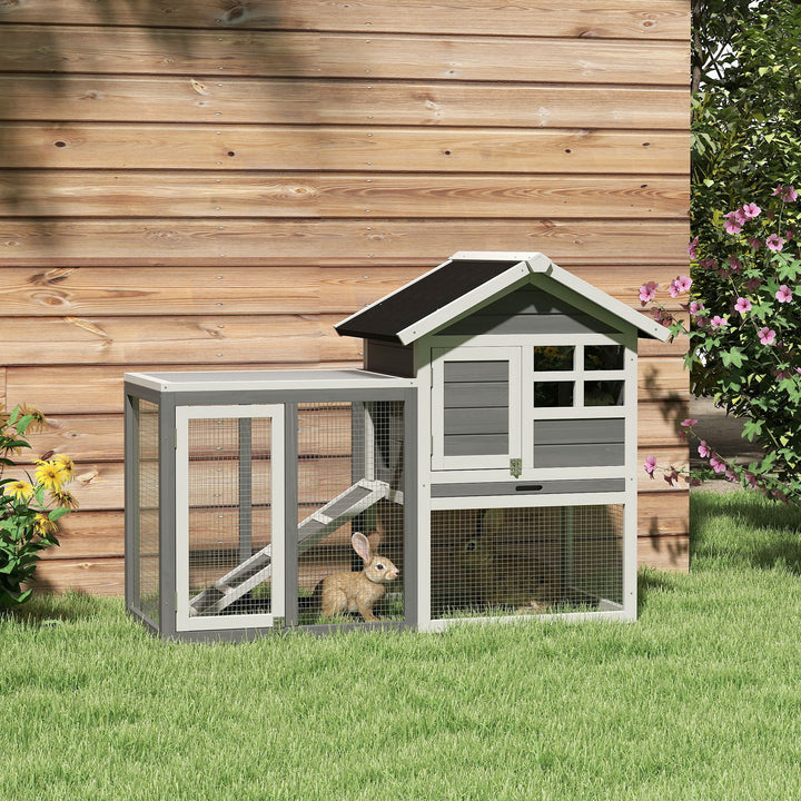 Coelheira de Madeira Exterior de 2 Níveis Gaiola para Coelhos Animais Pequenos com Zona Aberta Teto Asfáltico Bandeja Removível e Rampa 122x62,6x92 cm Cinzento